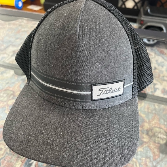 2 NEVER WORN TITLEIST men’s golf hats - Picture 4 of 5